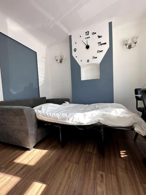 Apartment 18 Min To 5 Min Walk To Abby Wood *