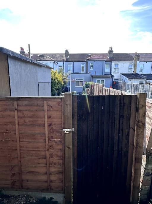 Apartment 18 Min To 5 Min Walk To Abby Wood *