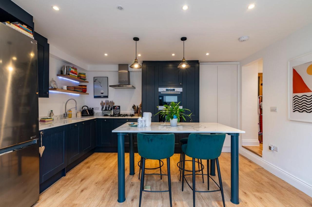 Beautiful Two Bed Abode In South West Apartment *