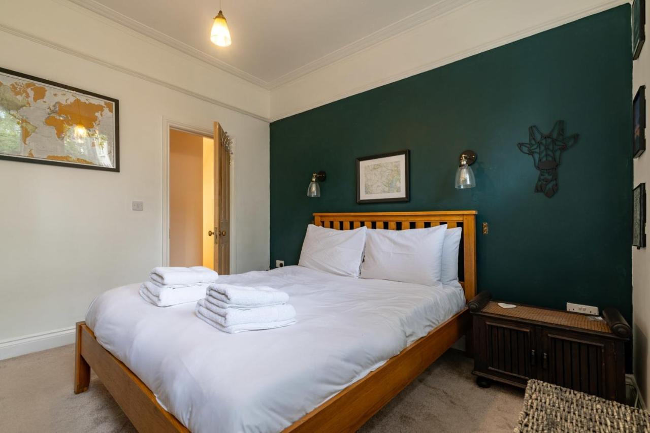 Beautiful Two Bed Abode In South West Apartment
