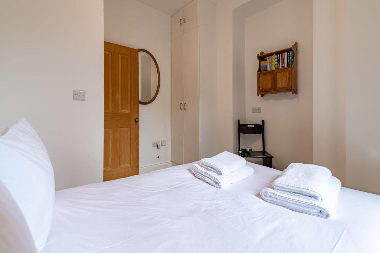 Beautiful Two Bed Abode In South West * London