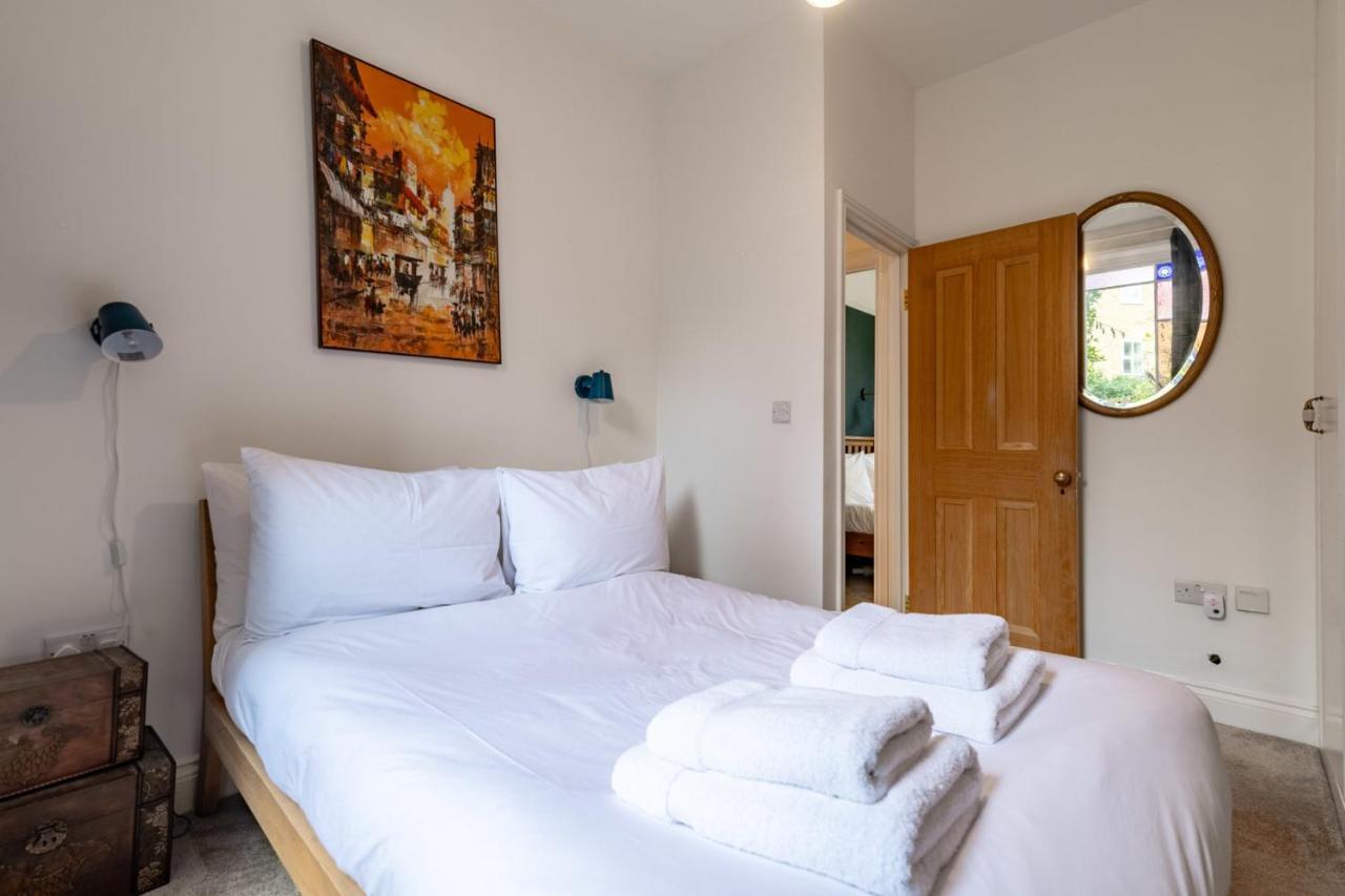 Beautiful Two Bed Abode In South West Apartment *