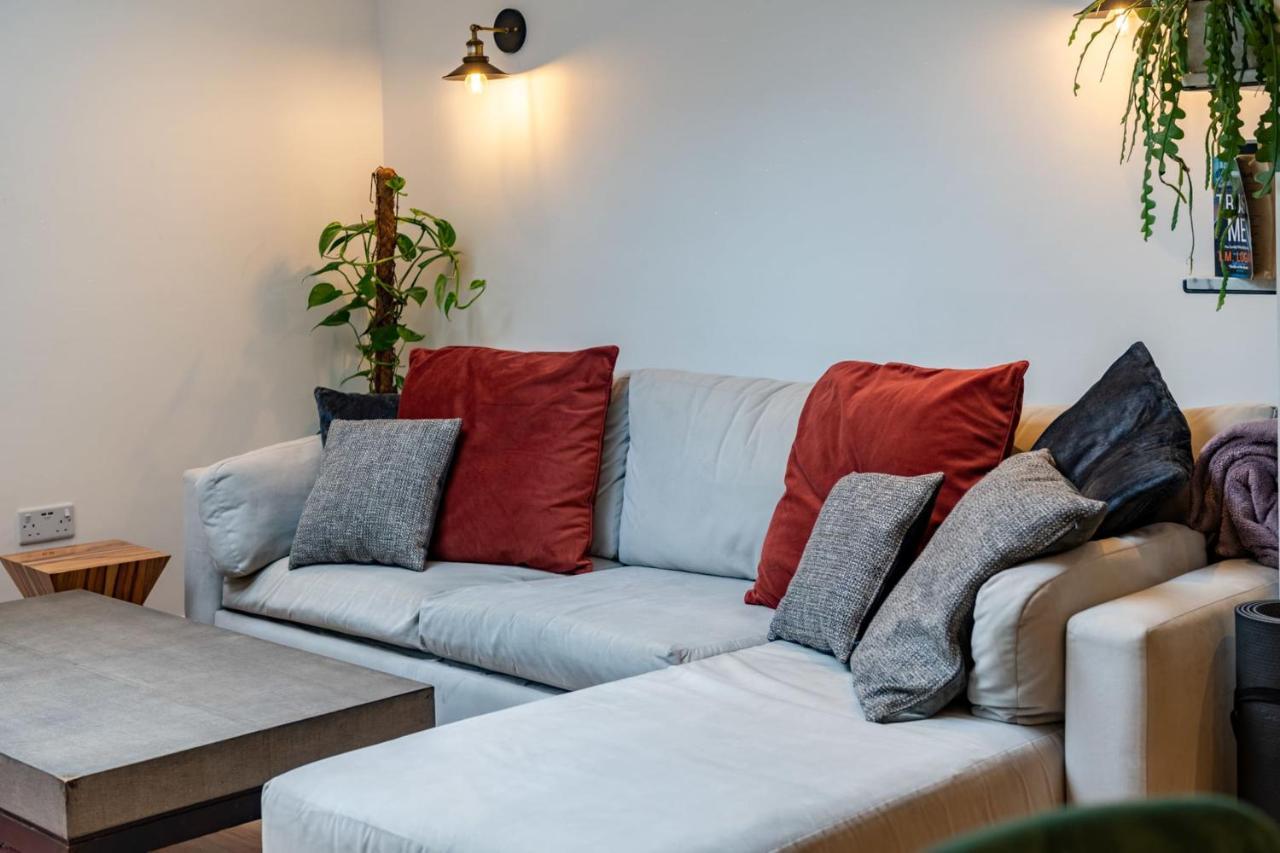 Beautiful Two Bed Abode In South West Apartment *