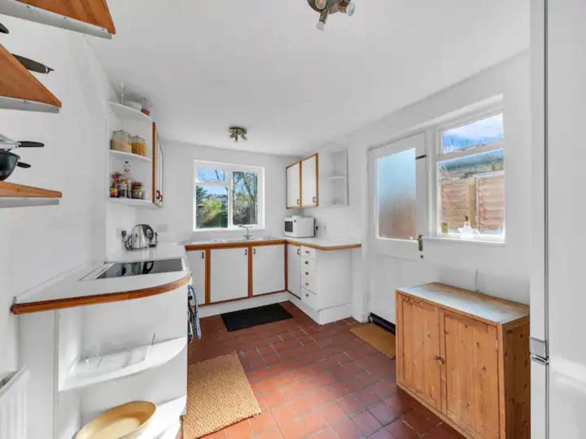 Pass The Keys Charming Victorian 2 Bed House With Artistic Flair In Acton Ideal For Families And Groups Excellent Transport Links Holiday home