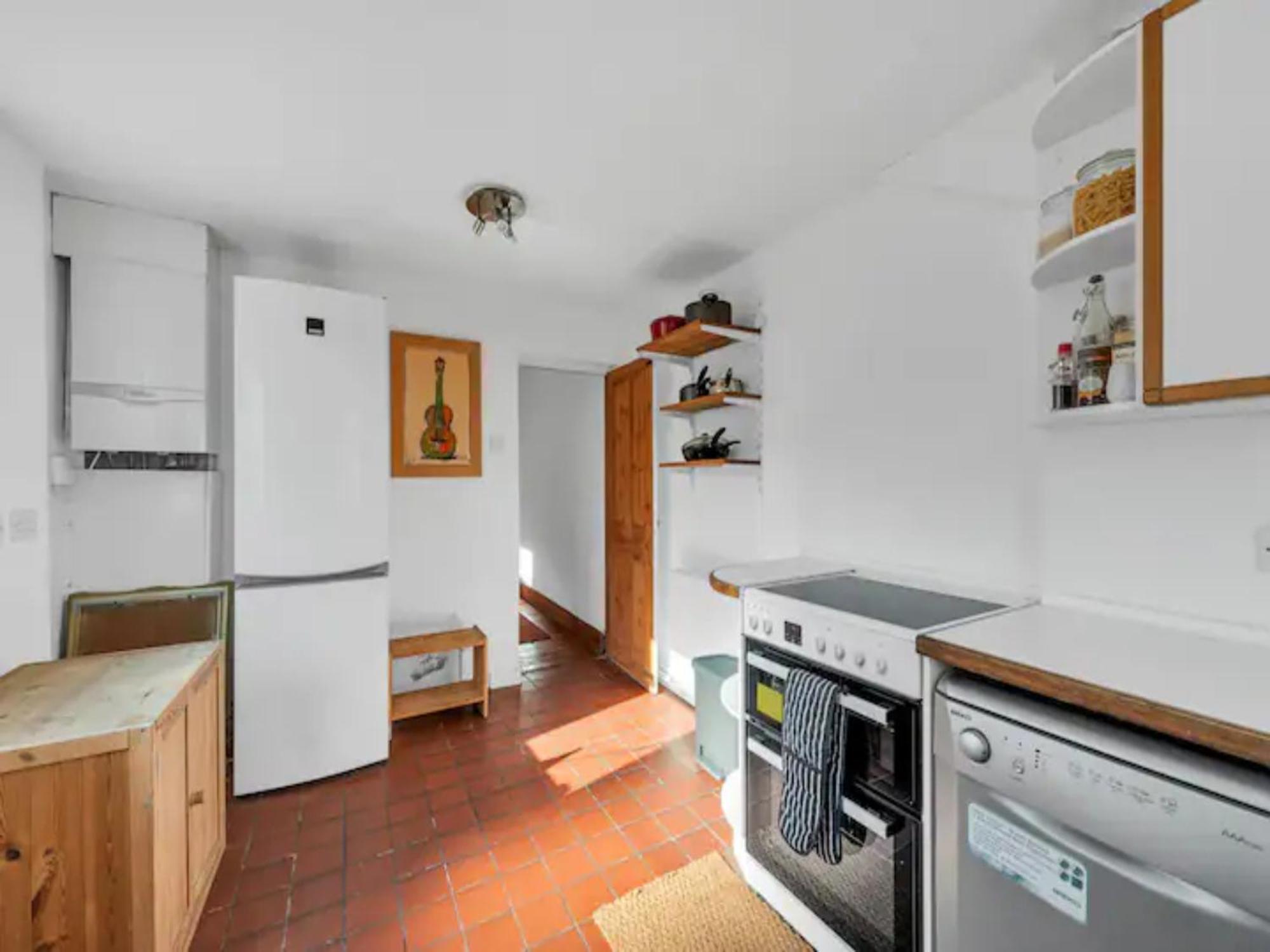 Pass The Keys Charming Victorian 2 Bed House With Artistic Flair In Acton Ideal For Families And Groups Excellent Transport Links Holiday home