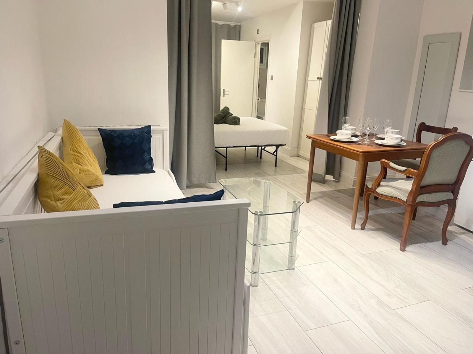 Large Studio With Extra Sofa Bed And Private Bath Plus Kitchen Canary Wharf 1 * London