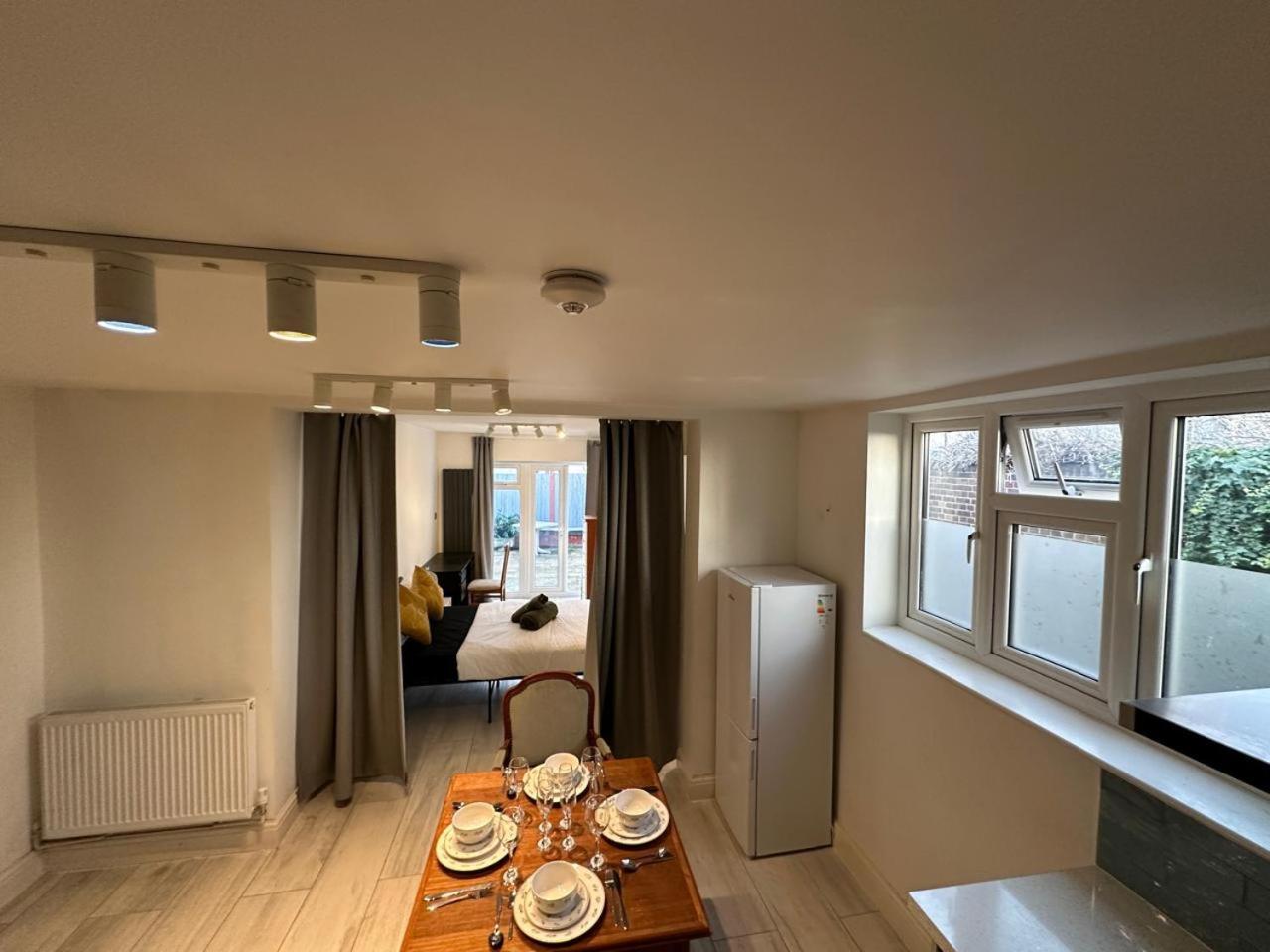 Large Studio With Extra Sofa Bed And Private Bath Plus Kitchen Canary Wharf 1 London