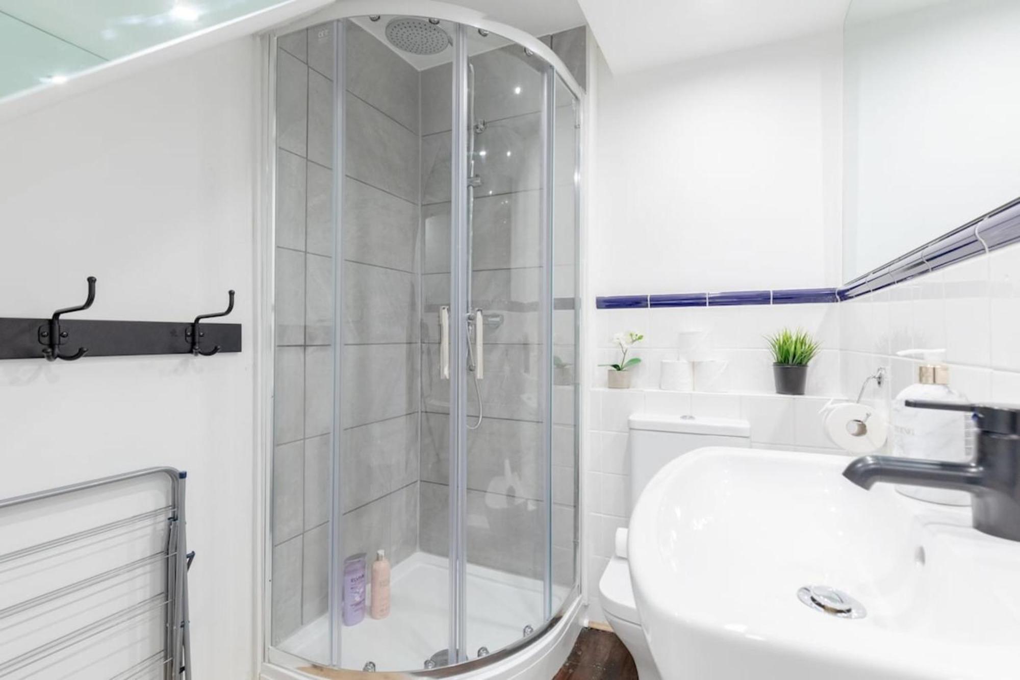 & Charmingly Curated 1bd Wifi Fulham Apartment