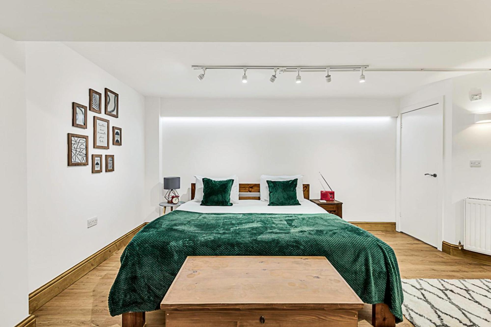 Modern Comfort Two Bedroom Gem On The Rye Apartment *