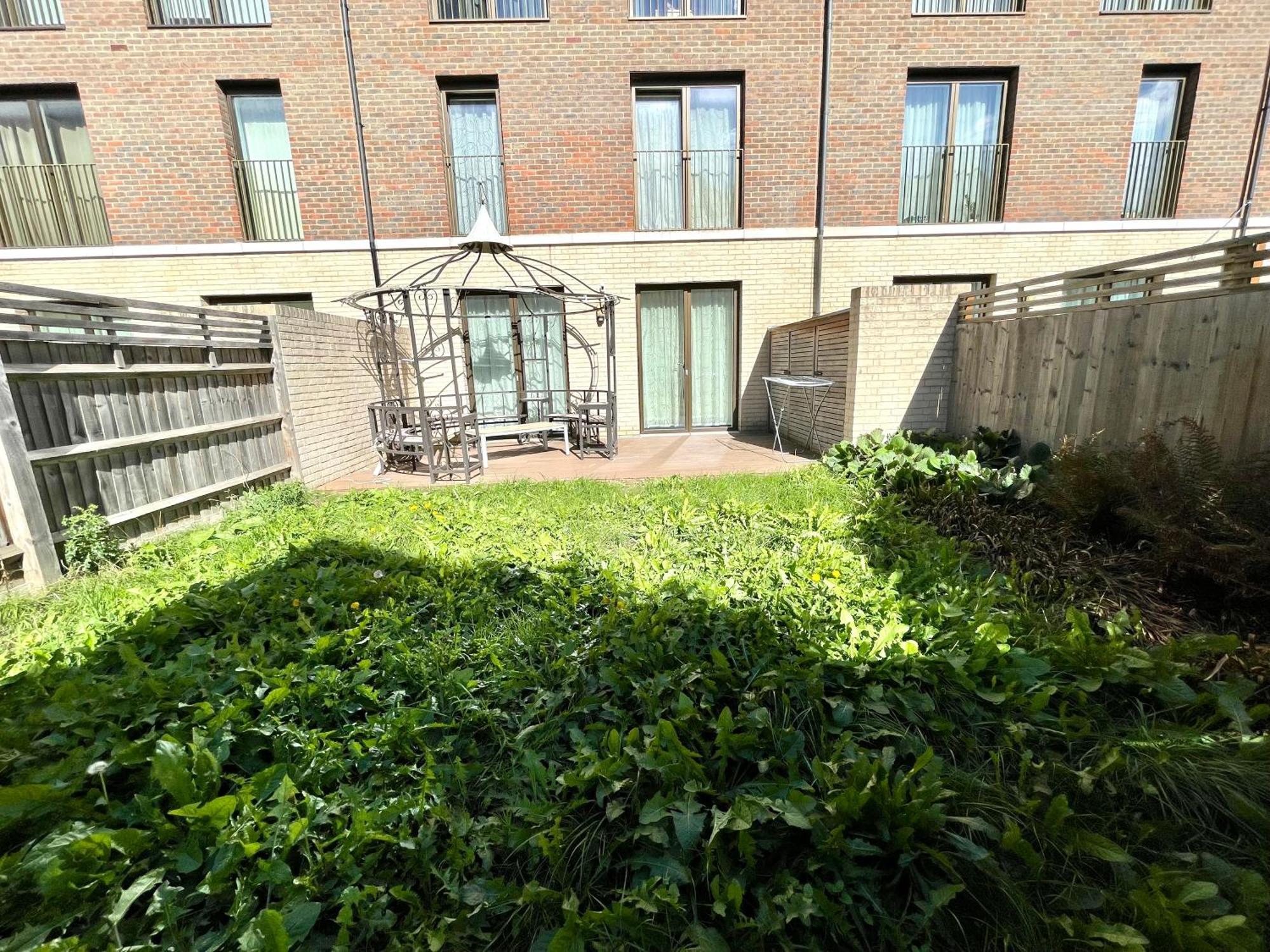 Stratford Luxury House, 5 Minutes Walk Station, Westfield, 3 Bedrooms 3 Bathrooms, Reception, Garden, Parking * London