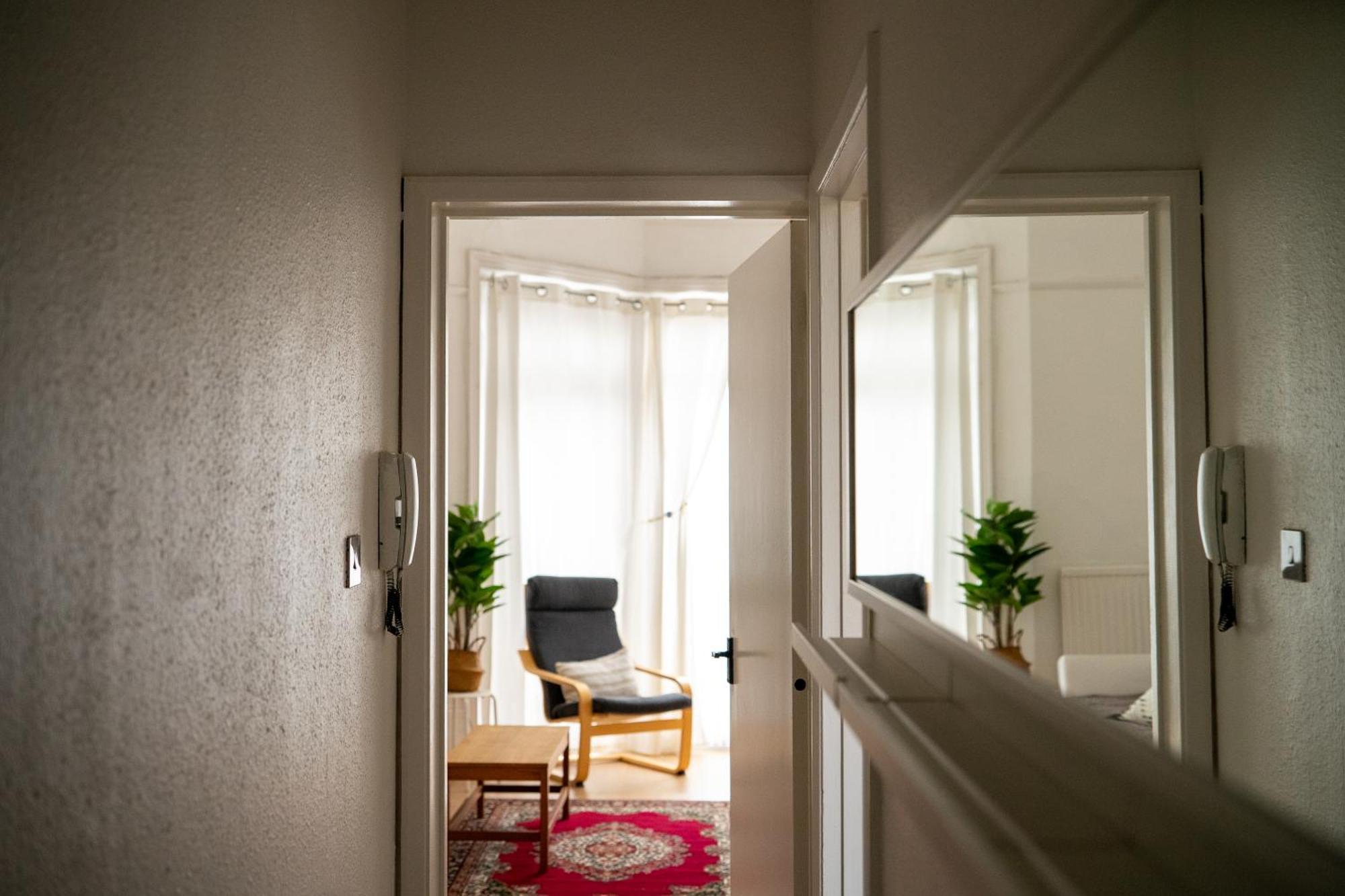 1 Bed In London, 10 Minutes From Bridge Apartment *