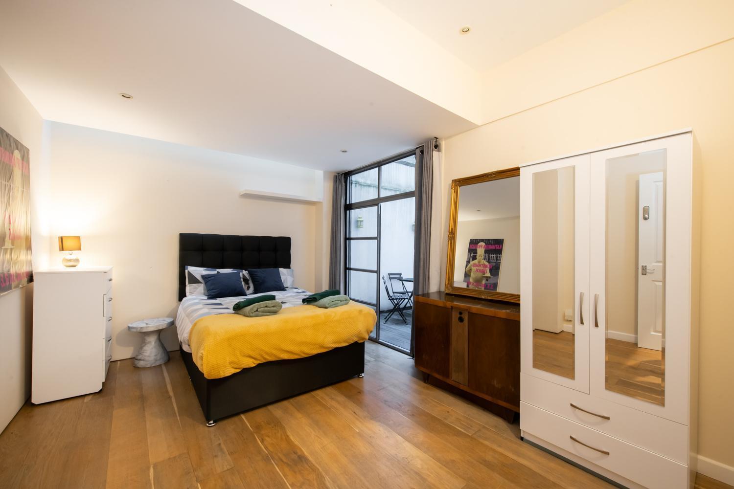 Pollen Street, Three-bedroom Flat Apartment *
