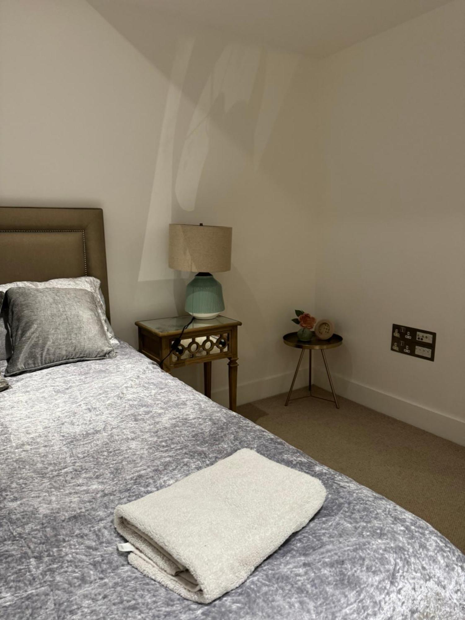 2 Bed 2 Bath - Amazing Views Of And River Thames * Londres
