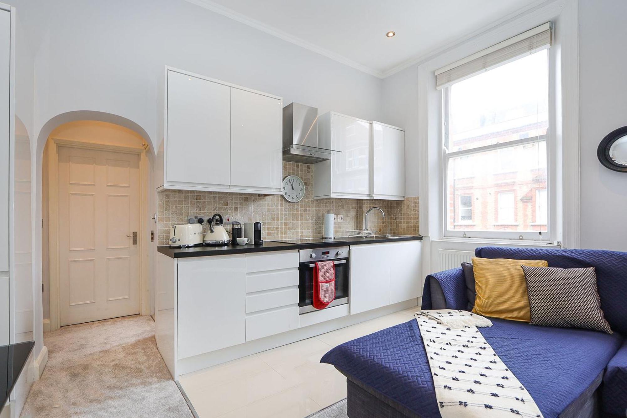 Cosy Kensington Flat, 2 Min To Tube London