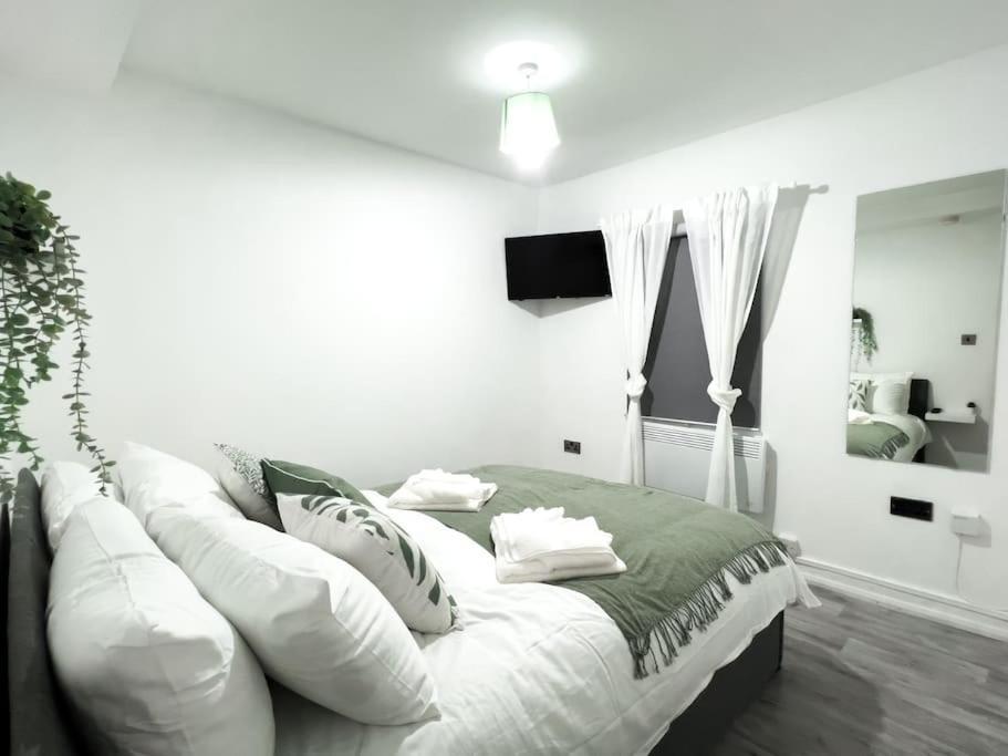 With Bathroom And Kitchen 20 Minutes From Apartment