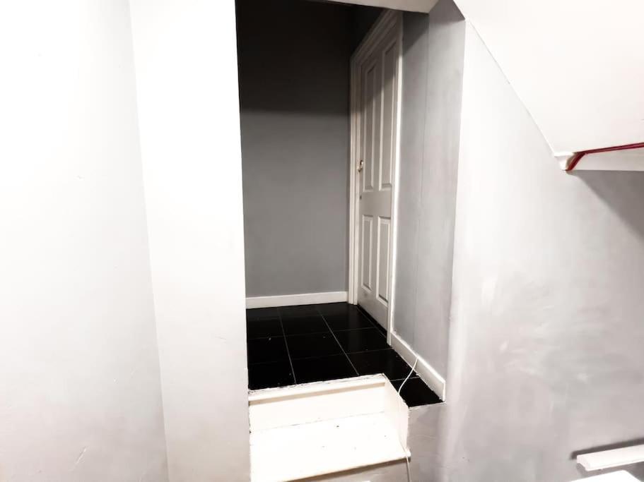Apartment With Bathroom And Kitchen 20 Minutes From *