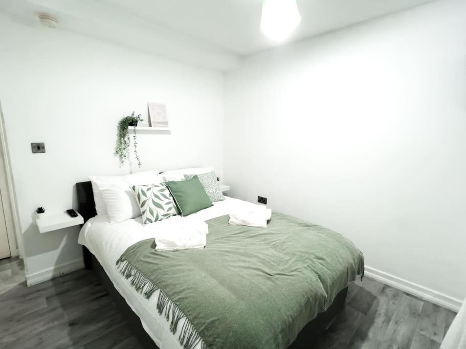 With Bathroom And Kitchen 20 Minutes From * London