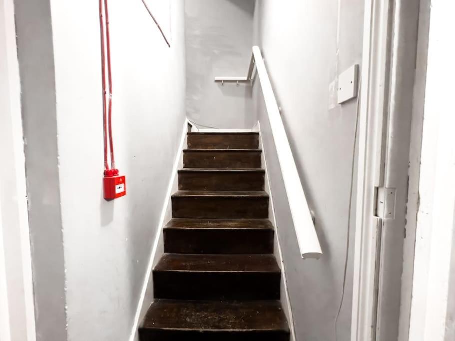 With Bathroom And Kitchen 20 Minutes From London