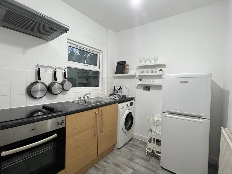 Apartment With Bathroom And Kitchen 20 Minutes From London