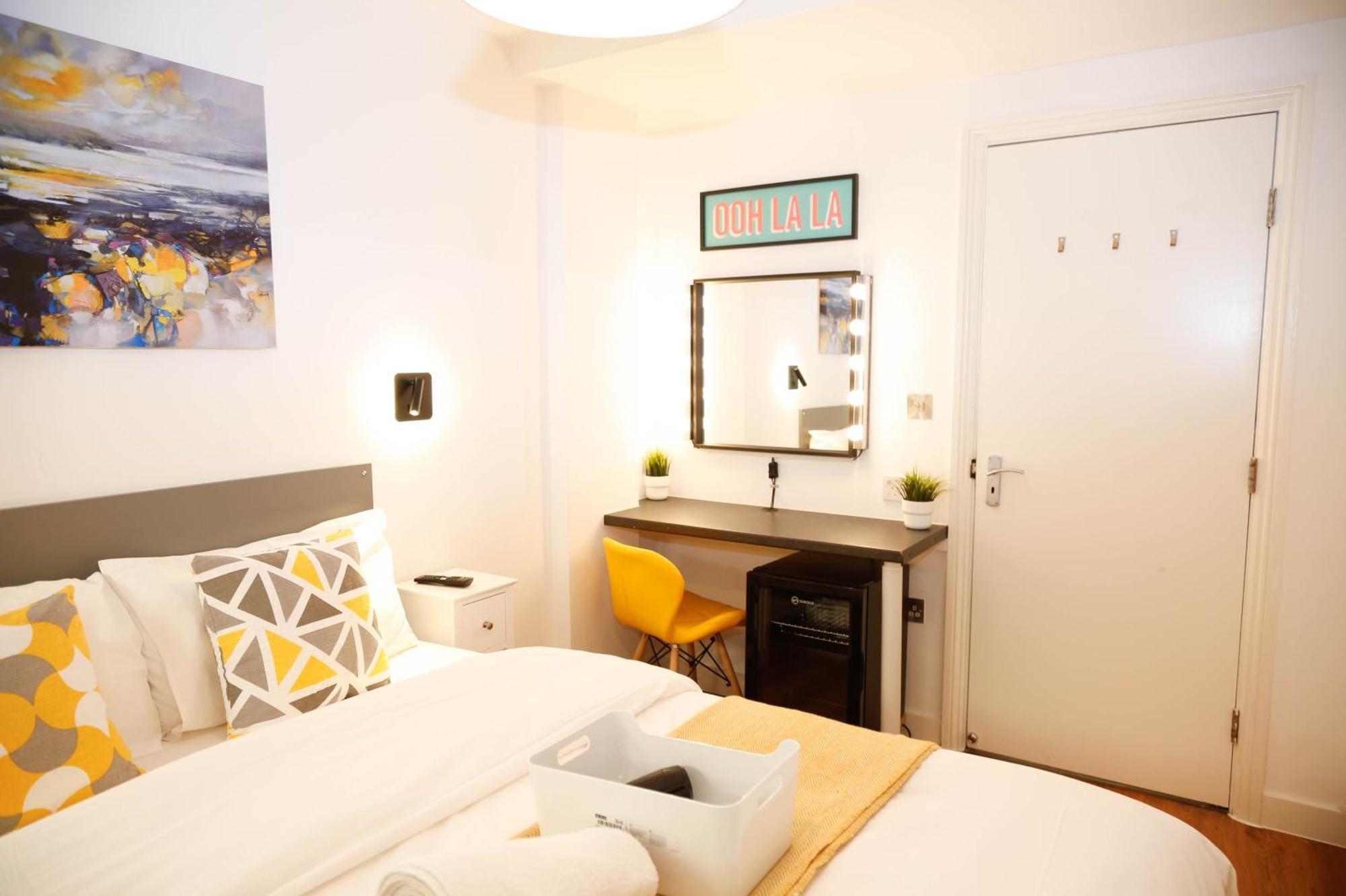 New Luxury In The Heart Of Next To Shops, Cafes, Bars & Metro With Shared Bathrooms Homestay London