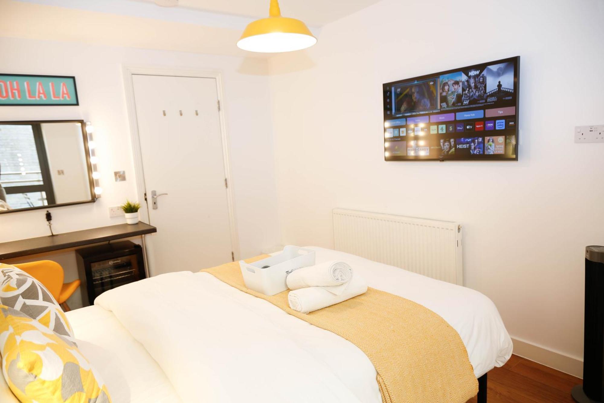 Homestay New Luxury In The Heart Of Next To Shops, Cafes, Bars & Metro With Shared Bathrooms