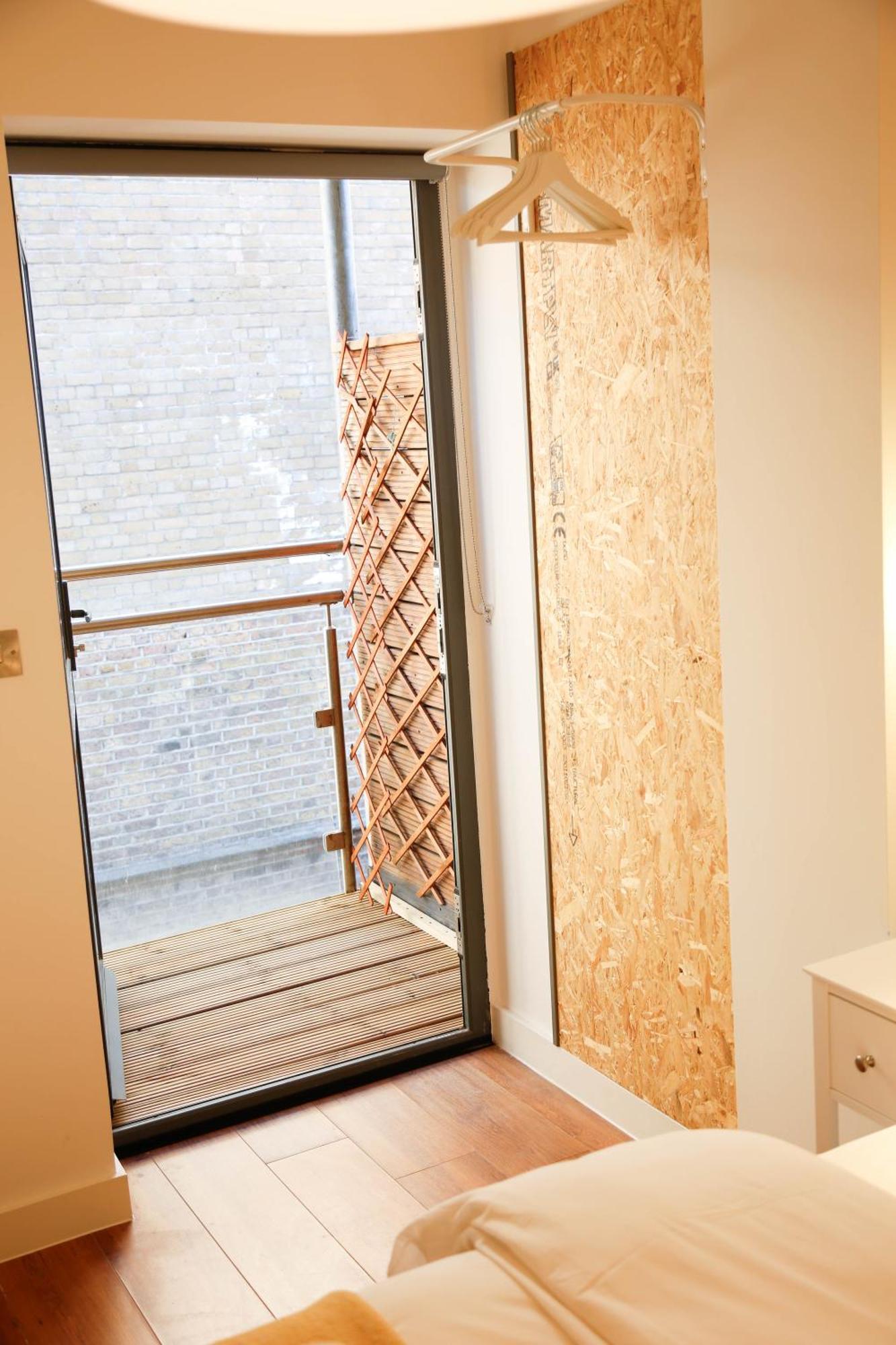 New Luxury In The Heart Of Next To Shops, Cafes, Bars & Metro With Shared Bathrooms Homestay *