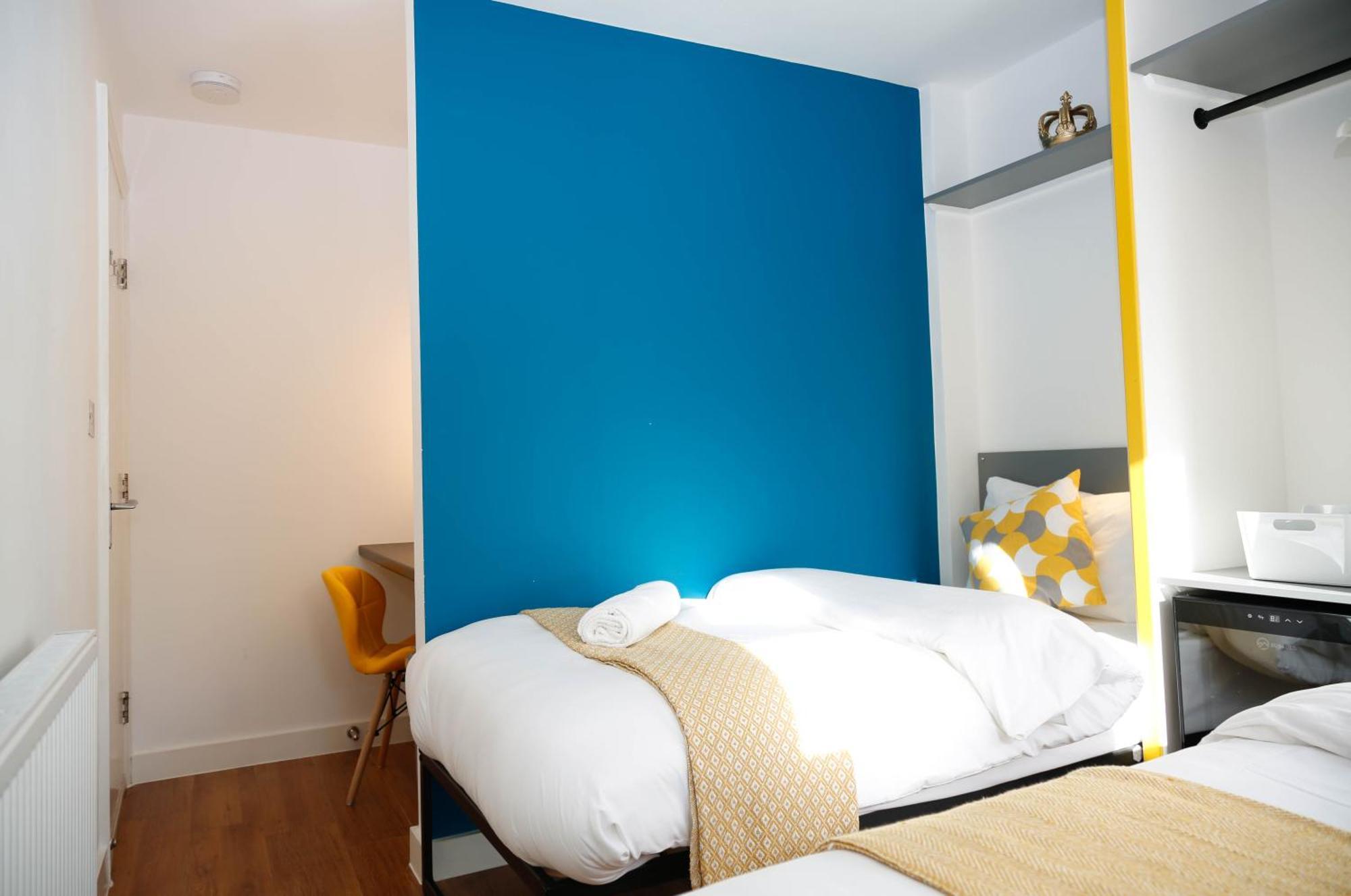 New Luxury In The Heart Of Next To Shops, Cafes, Bars & Metro With Shared Bathrooms Homestay *