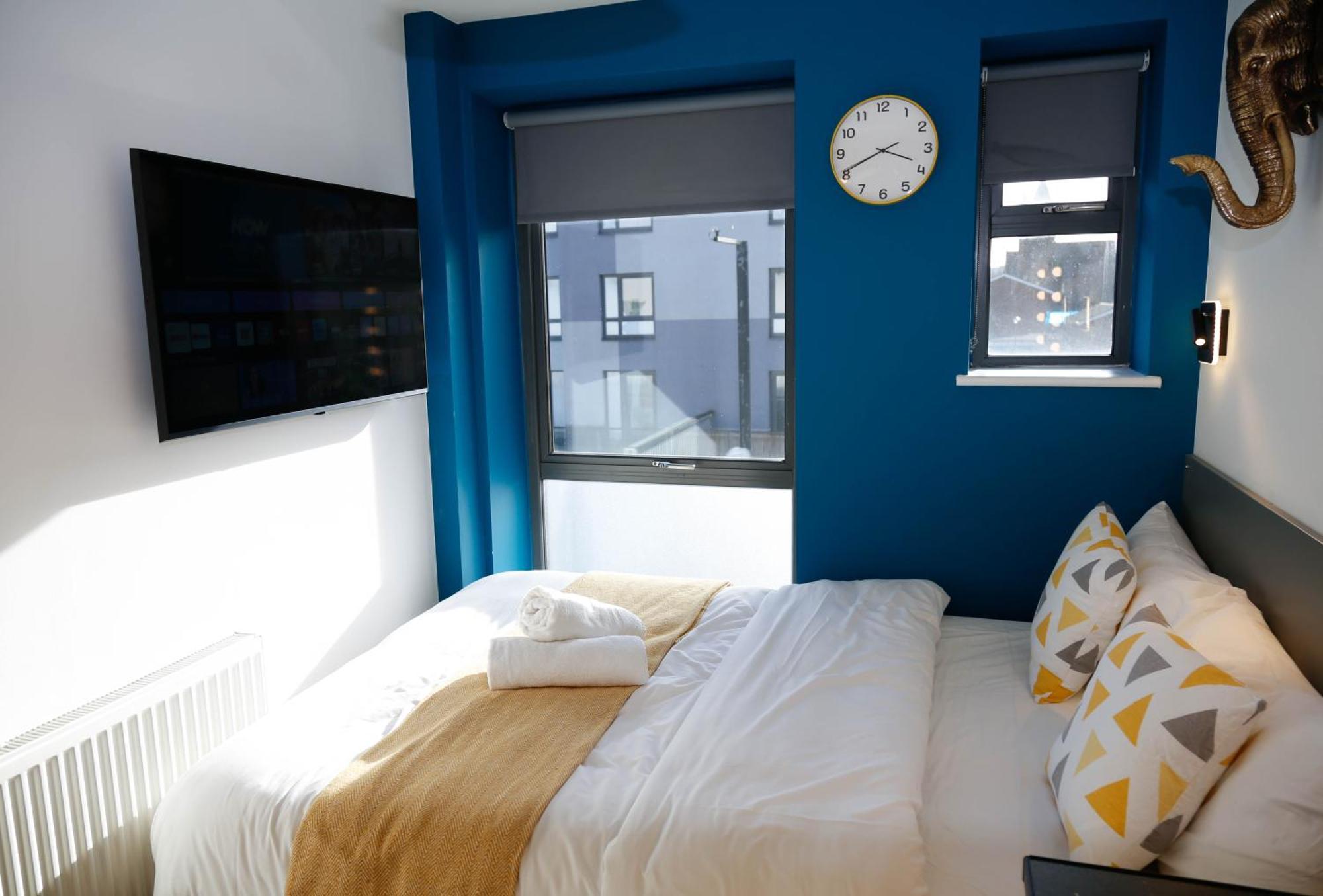 New Luxury In The Heart Of Next To Shops, Cafes, Bars & Metro With Shared Bathrooms Homestay London