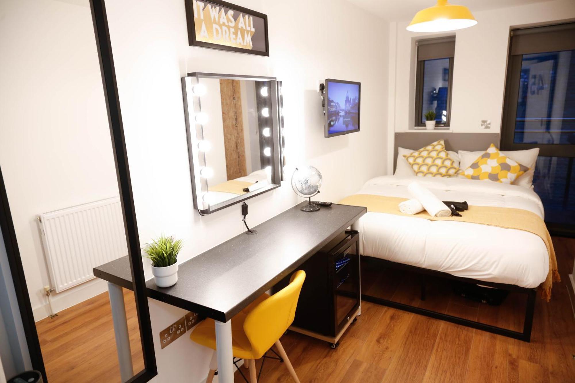 Homestay New Luxury In The Heart Of Next To Shops, Cafes, Bars & Metro With Shared Bathrooms