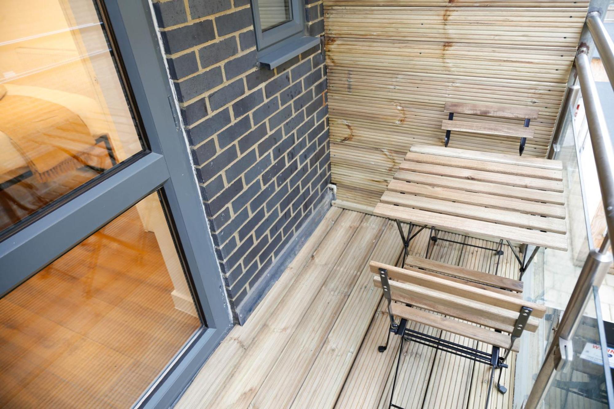 New Luxury In The Heart Of Next To Shops, Cafes, Bars & Metro With Shared Bathrooms Homestay