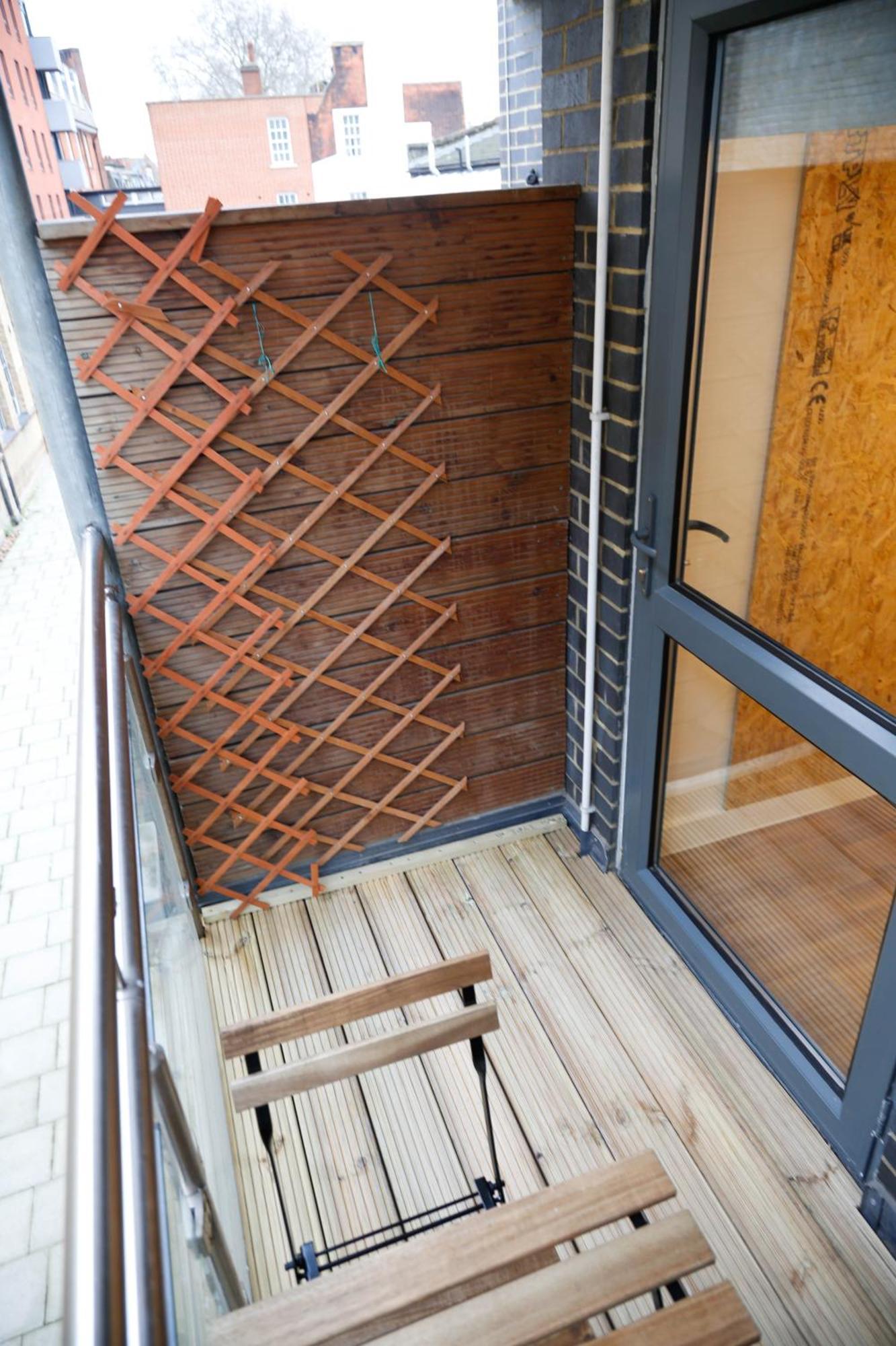 Homestay New Luxury In The Heart Of Next To Shops, Cafes, Bars & Metro With Shared Bathrooms London