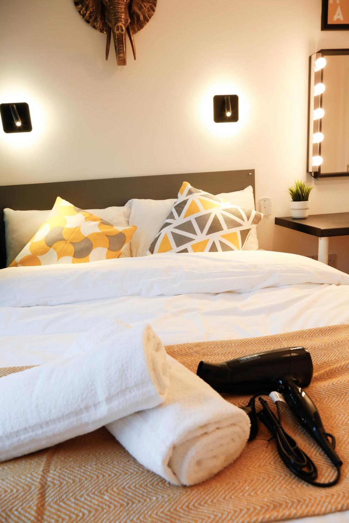 New Luxury In The Heart Of Next To Shops, Cafes, Bars & Metro With Shared Bathrooms Homestay London