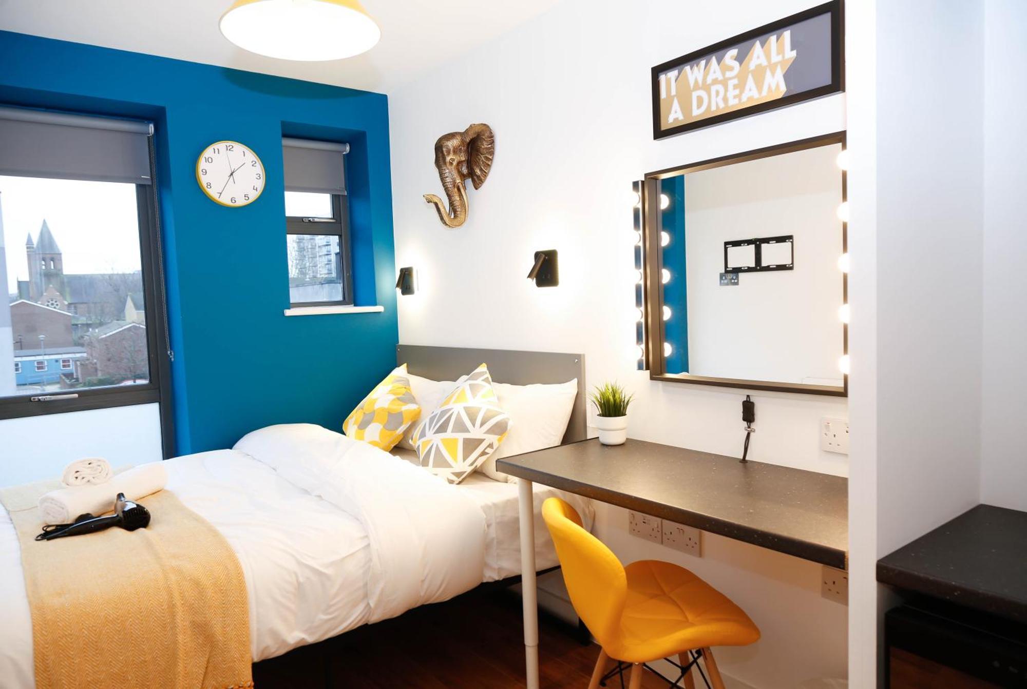 Homestay New Luxury In The Heart Of Next To Shops, Cafes, Bars & Metro With Shared Bathrooms