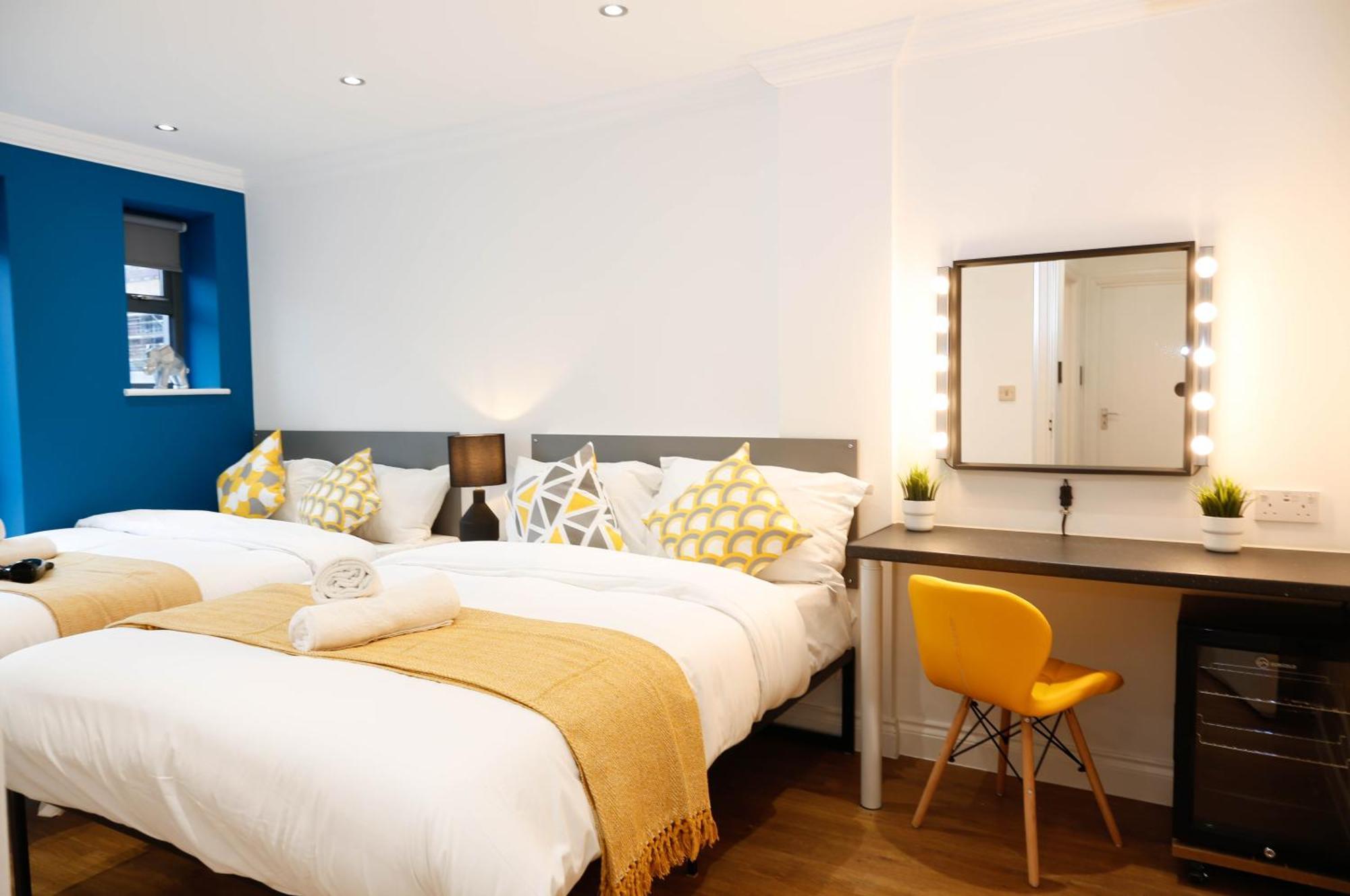 Homestay New Luxury In The Heart Of Next To Shops, Cafes, Bars & Metro With Shared Bathrooms *