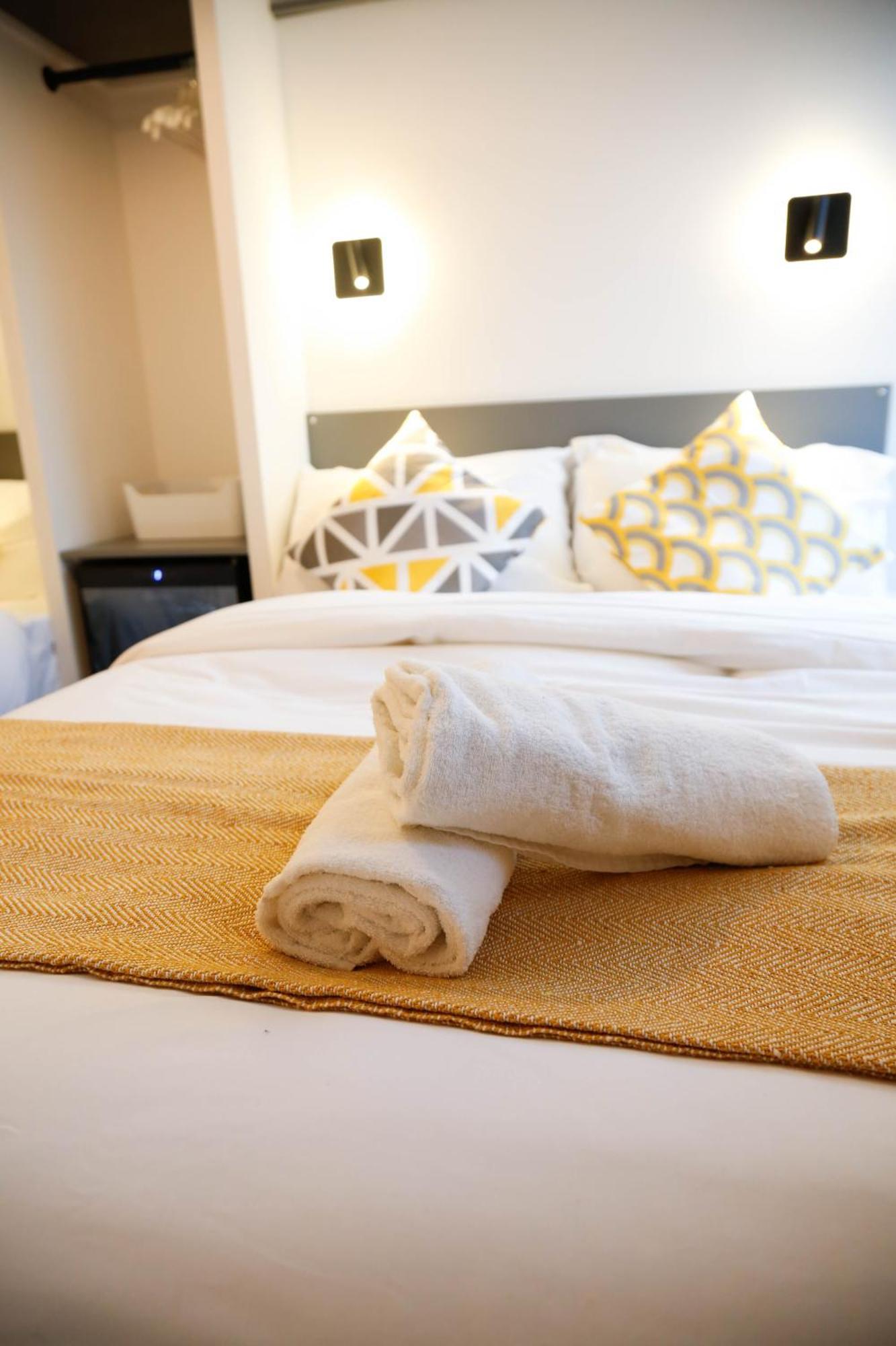 Homestay New Luxury In The Heart Of Next To Shops, Cafes, Bars & Metro With Shared Bathrooms
