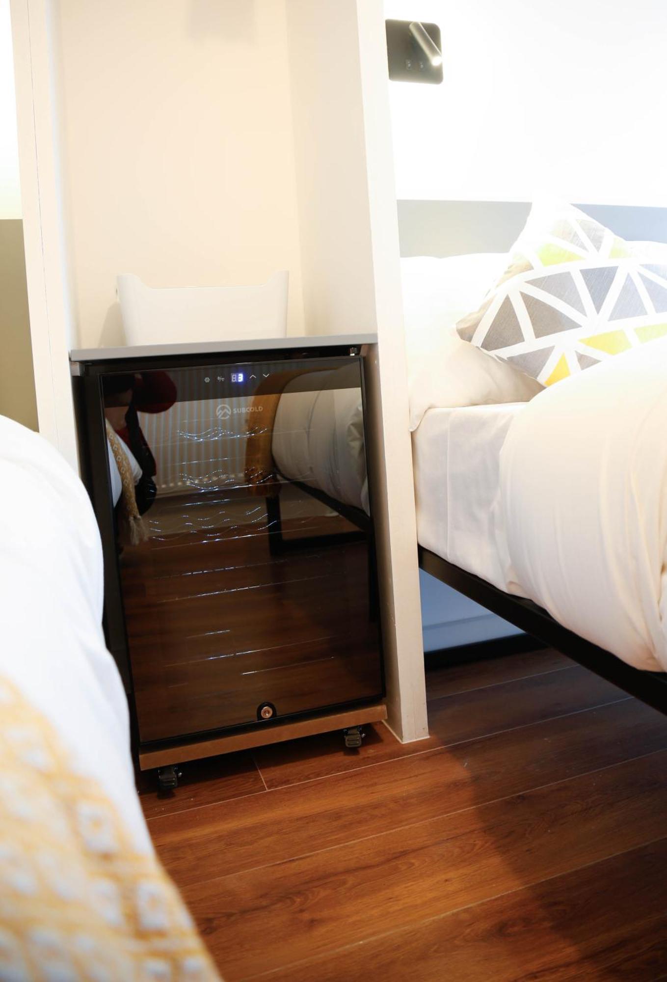 Homestay New Luxury In The Heart Of Next To Shops, Cafes, Bars & Metro With Shared Bathrooms