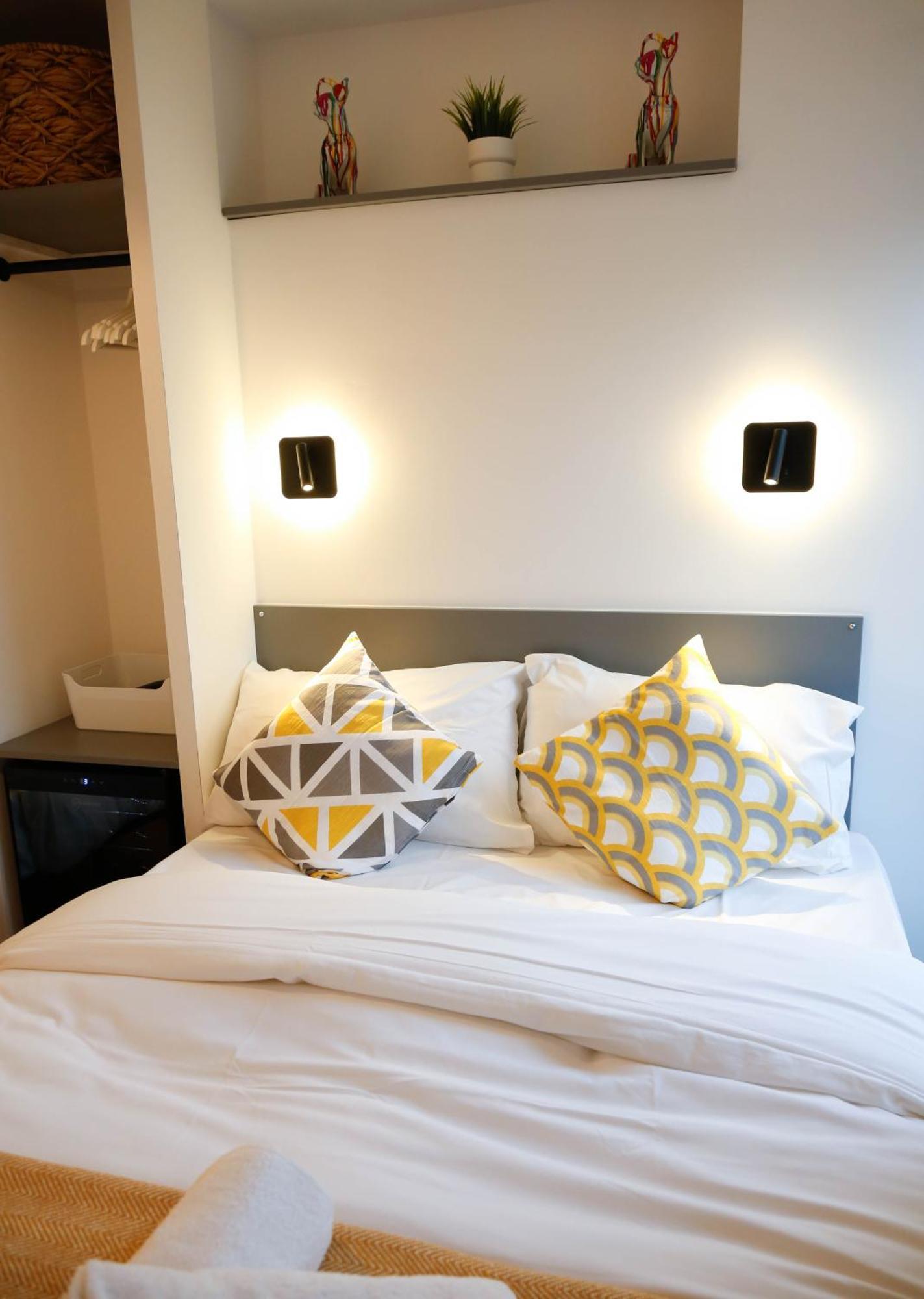 Homestay New Luxury In The Heart Of Next To Shops, Cafes, Bars & Metro With Shared Bathrooms London