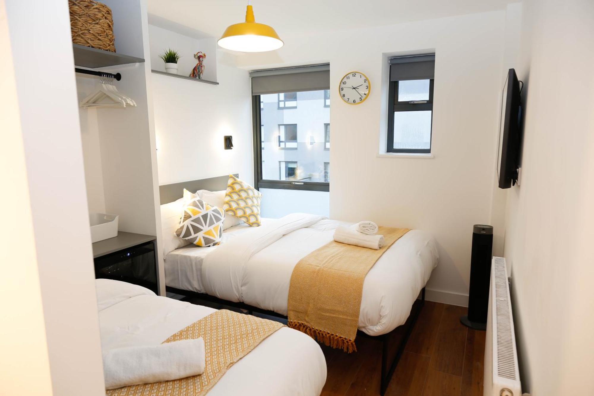 Homestay New Luxury In The Heart Of Next To Shops, Cafes, Bars & Metro With Shared Bathrooms