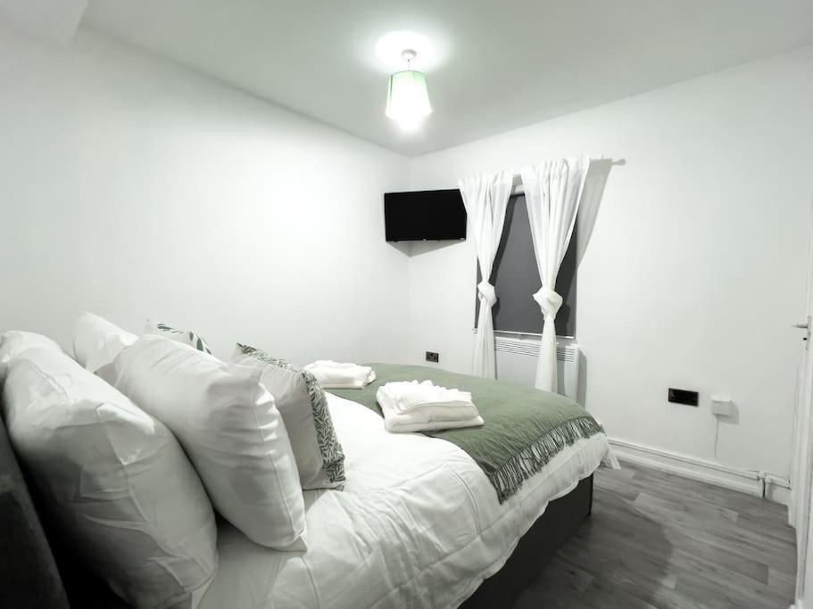 With Bathroom And Kitchen 20 Minutes From Apartment