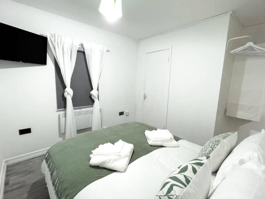 Apartment With Bathroom And Kitchen 20 Minutes From London