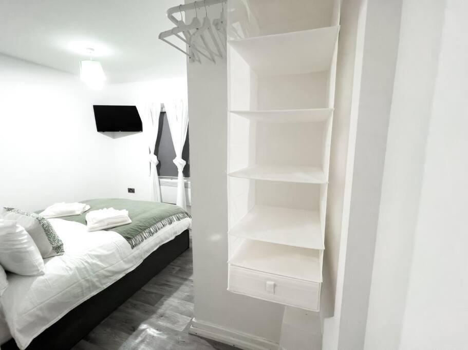 With Bathroom And Kitchen 20 Minutes From London
