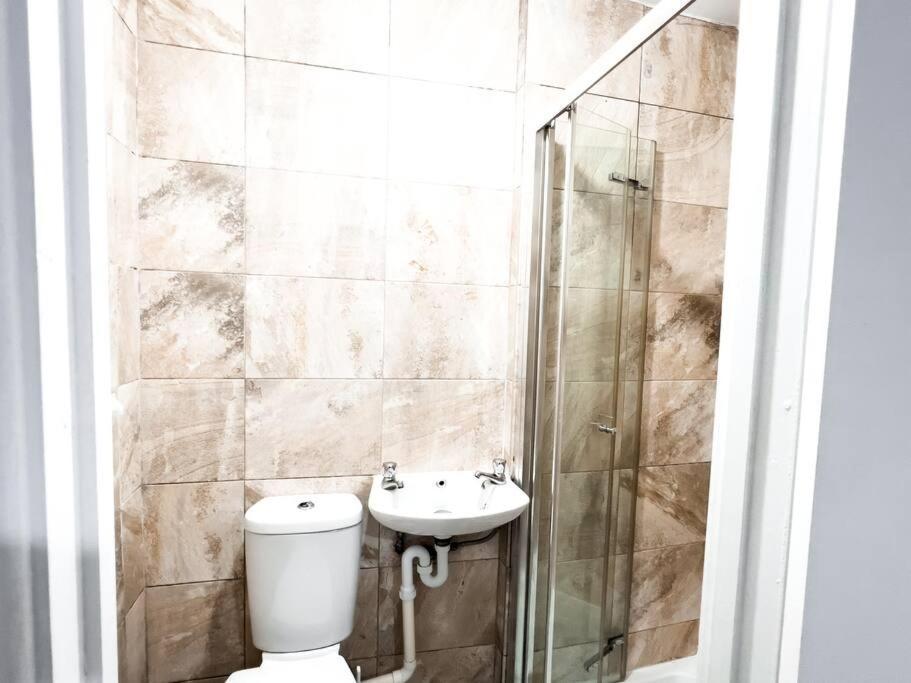 With Bathroom And Kitchen 20 Minutes From Apartment *