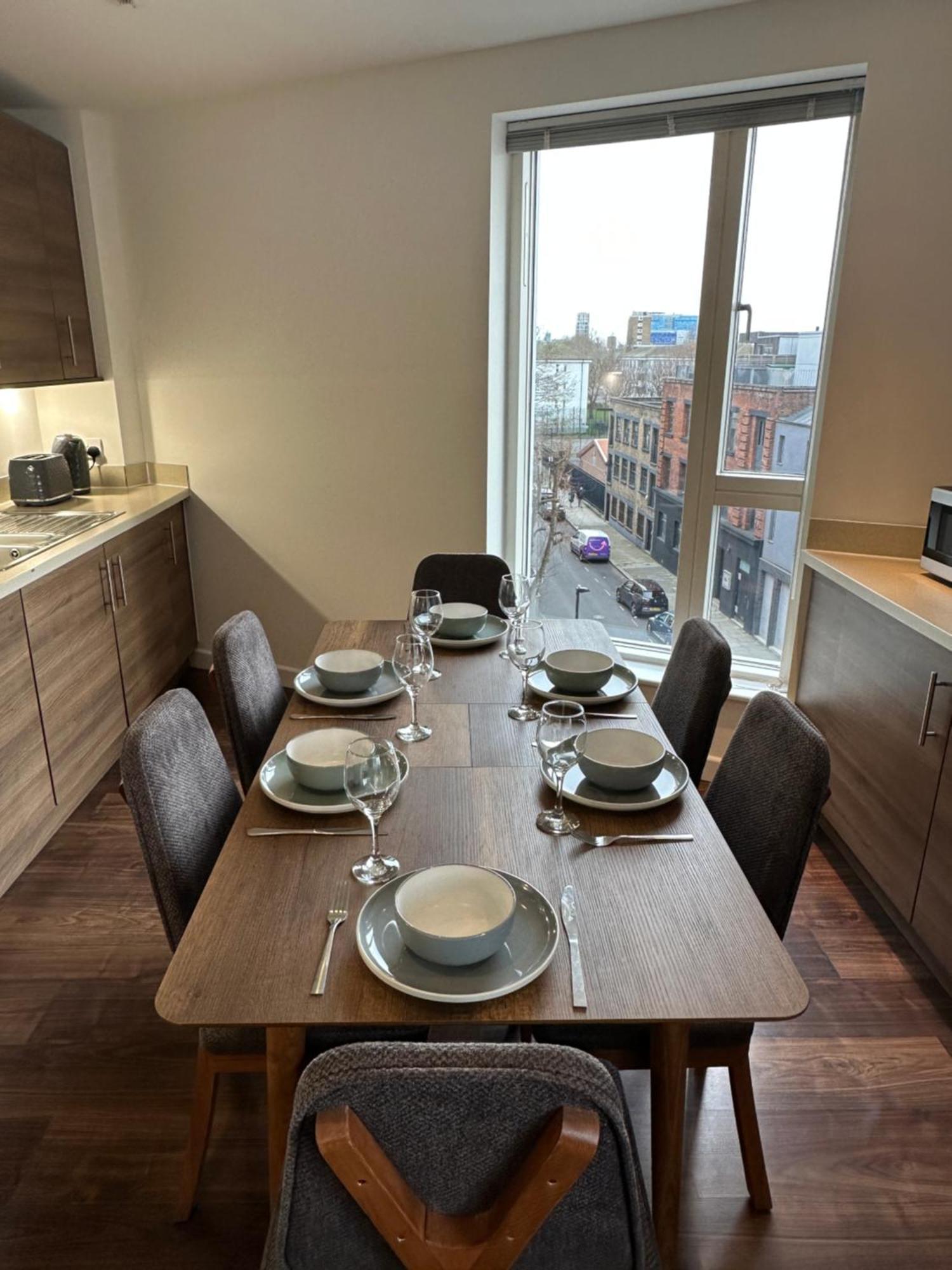 Modern & Spacious 3 Bed With Free Parking & Lift In Shoreditch, Next To Station Apartment *