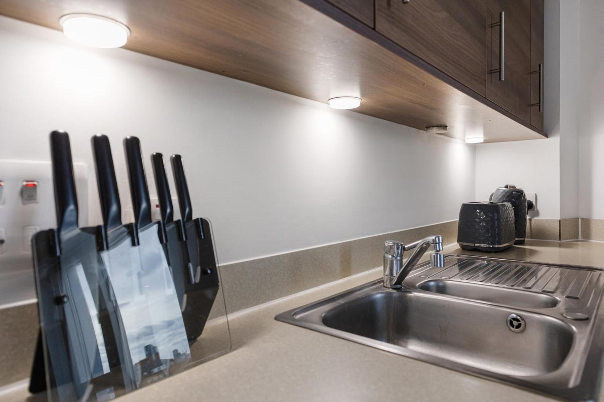 Modern & Spacious 3 Bed With Free Parking & Lift In Shoreditch, Next To Station Apartment *