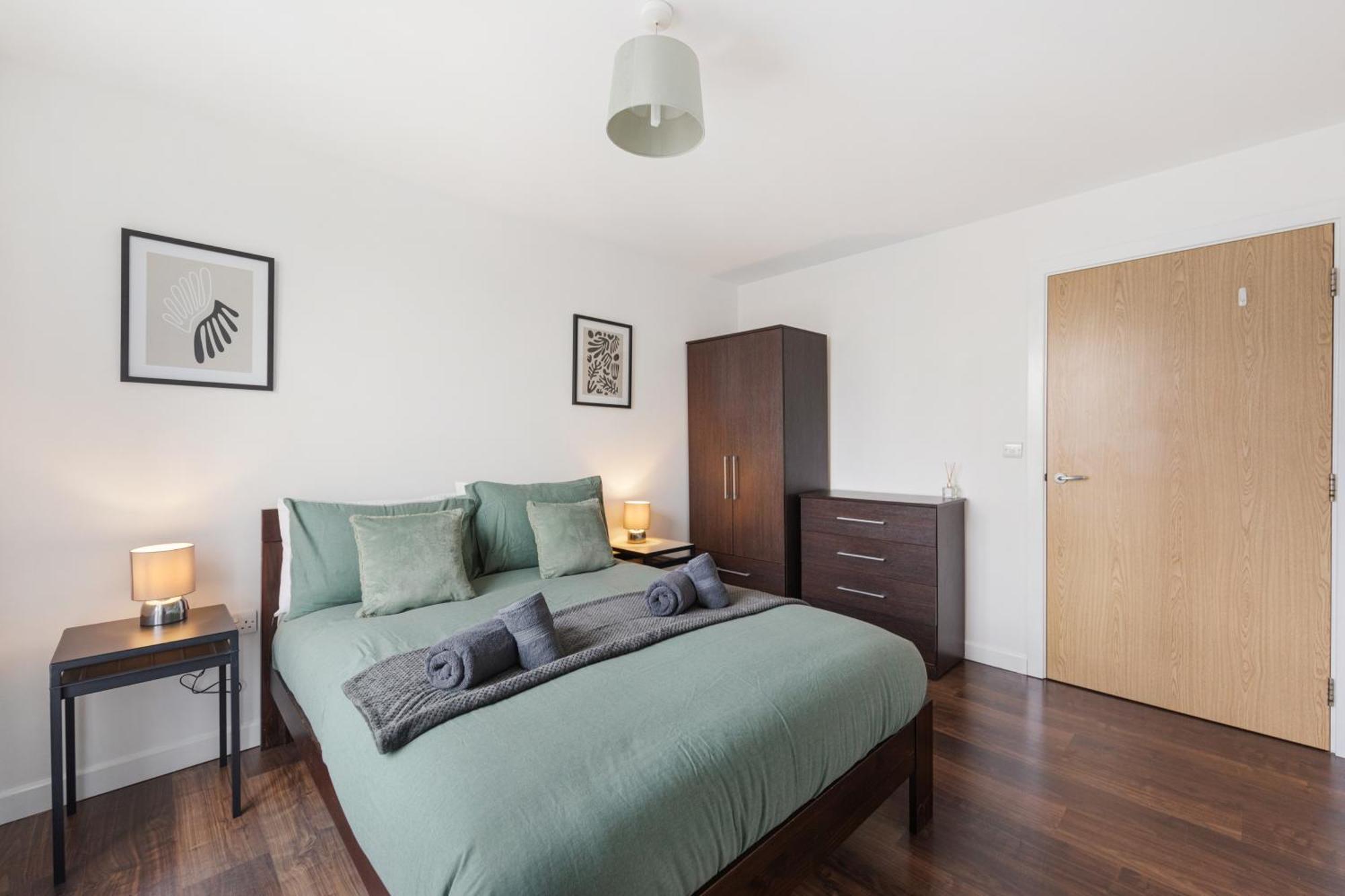 Modern & Spacious 3 Bed With Free Parking & Lift In Shoreditch, Next To Station London