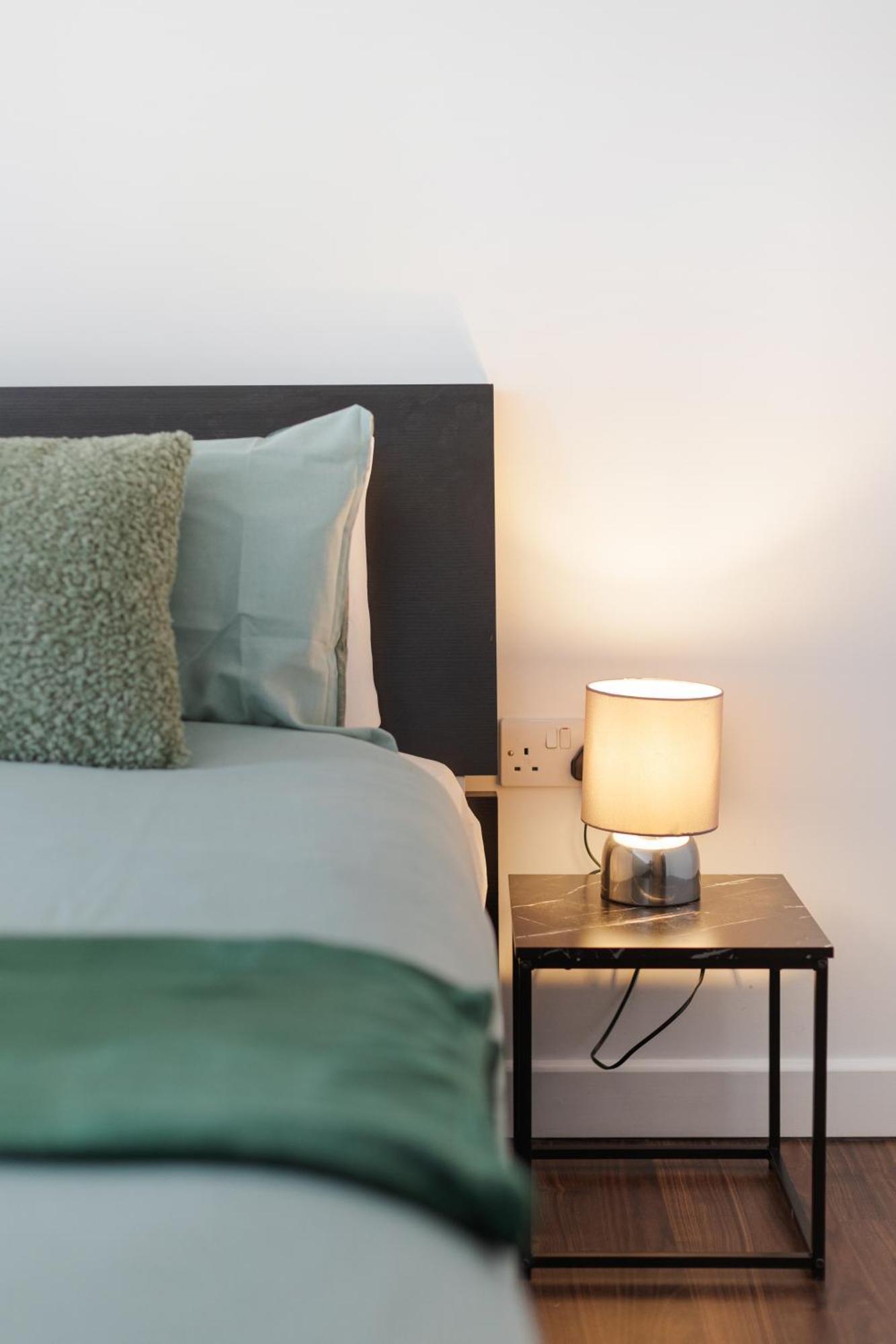 Modern & Spacious 3 Bed With Free Parking & Lift In Shoreditch, Next To Station *