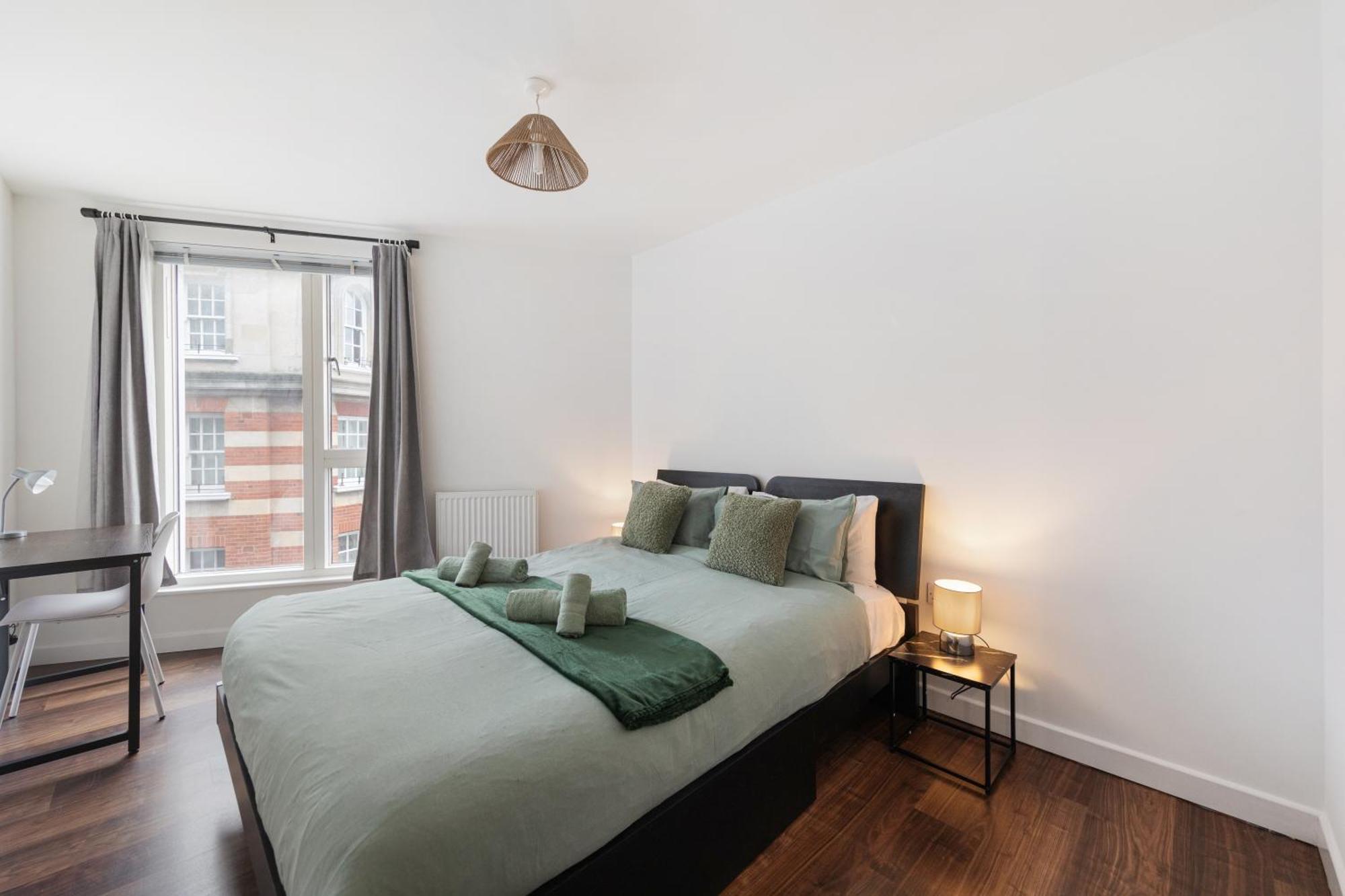 Modern & Spacious 3 Bed With Free Parking & Lift In Shoreditch, Next To Station Apartment