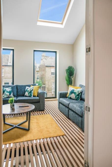 Tottenham- Exquisite 4-bed Retreat With Ping Pong And Pool - Sleeps 7, Free Parking, Contractors & Long Welcome * London