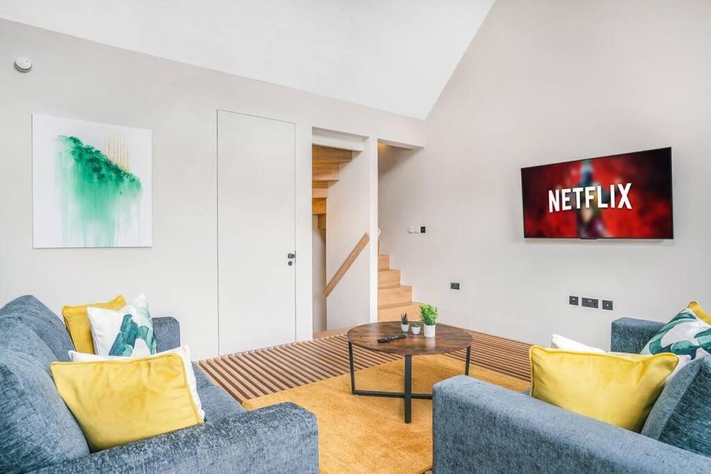 Tottenham- Exquisite 4-bed Retreat With Ping Pong And Pool - Sleeps 7, Free Parking, Contractors & Long Welcome London