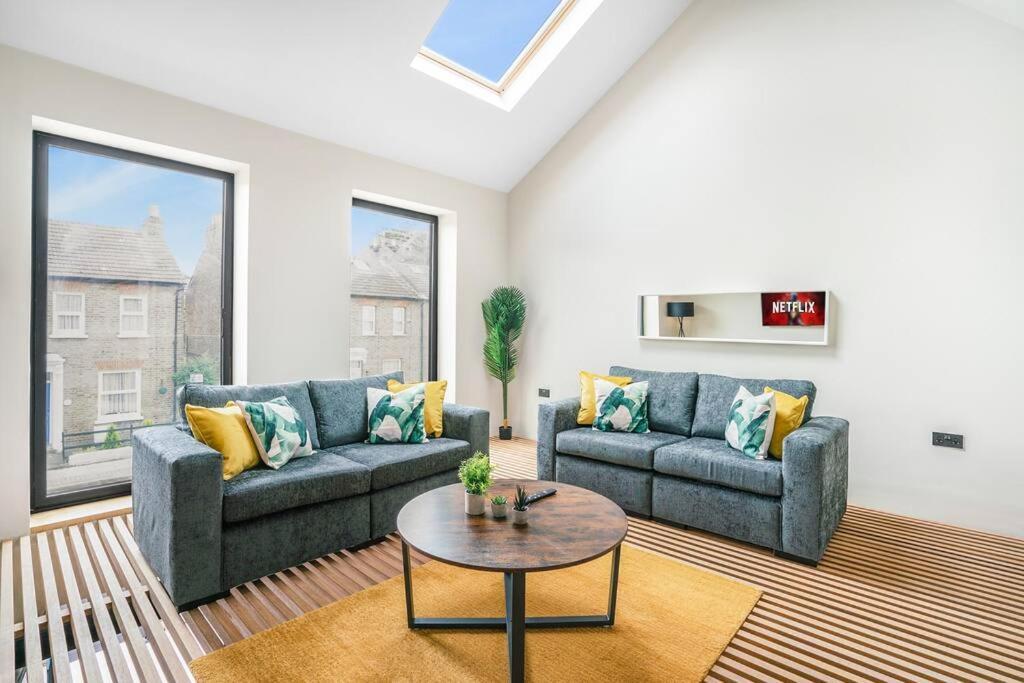 Tottenham- Exquisite 4-bed Retreat With Ping Pong And Pool - Sleeps 7, Free Parking, Contractors & Long Welcome